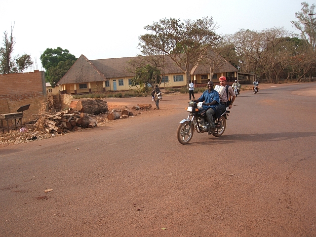 Thomas unterwegs mit dem Töfftaxi in Labé