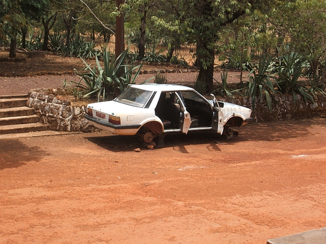 Frisch gewaschen: “Geparktes“ Auto vor dem Hotel Fouta in Dalaba, aufgebockt und ohne Räder