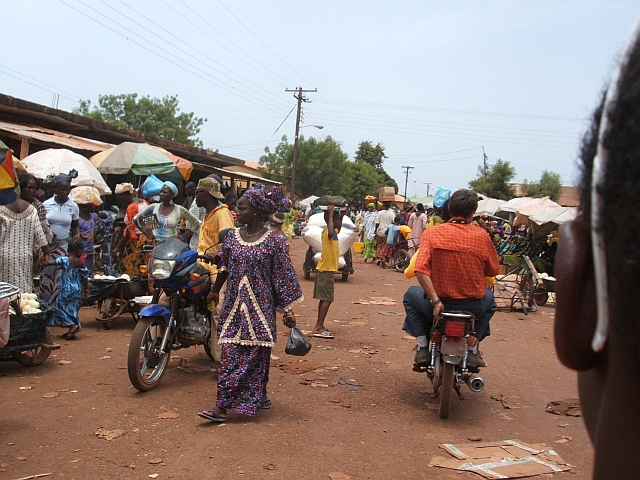 Thomas mit dem Töff-Taxi unterwegs in Siguiri