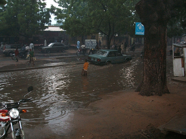 Die überflutete Strasse vor dem “Cyber“