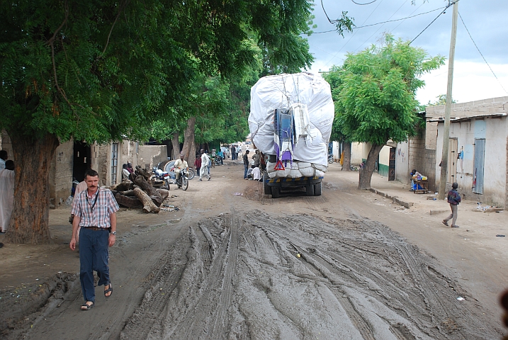 Thomas kommt von der Rekognoszierung zurück: Der Platz links am LKW vorbei muss für Obelix reichen