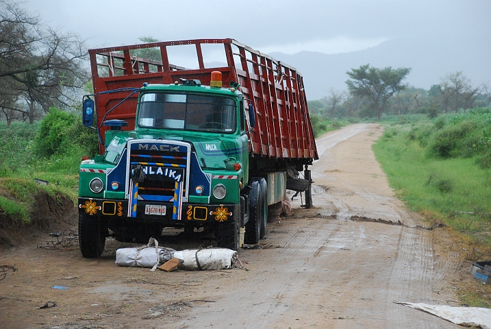 Defekter nigerianischer LKW auf der Piste im Grenzgebiet