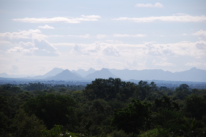 Blick auf die fernen Mandara Berge in Nordkamerun