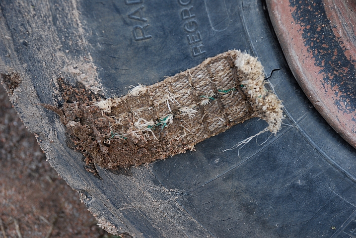 Ein geflickter Reifen des chinesischen Lastwagens