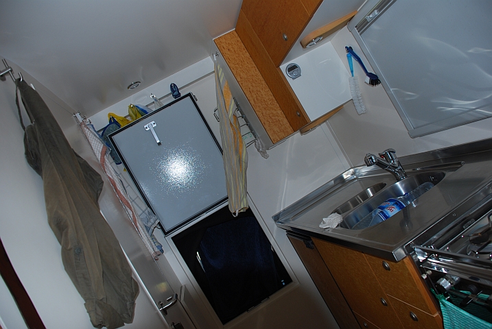 Das Küchentuch hängt tatsächlich senkrecht...