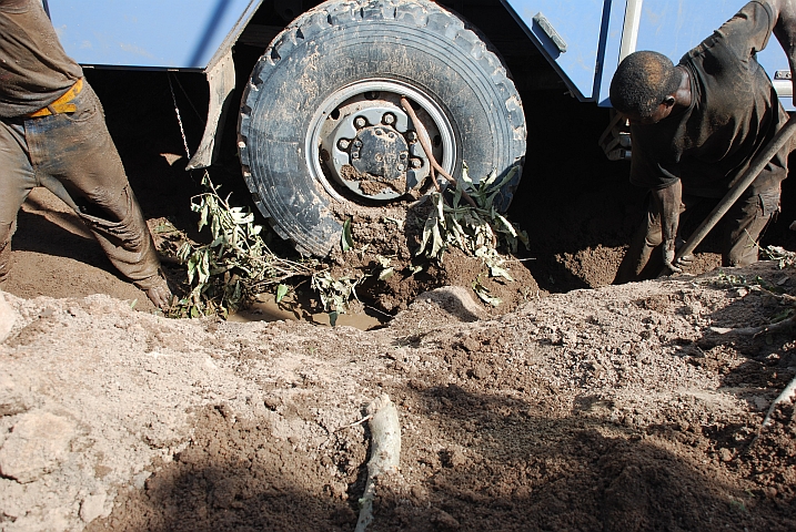 Das rechte, hintere Rad wir freigeschaufelt um es abzusenken