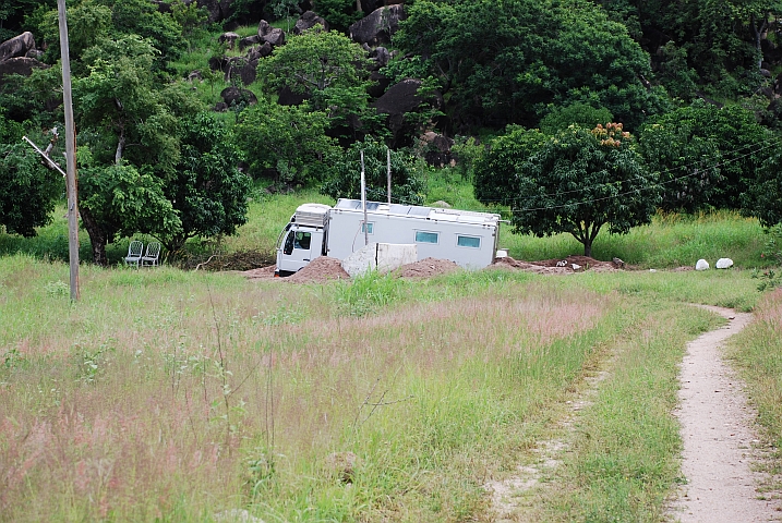 Ein scheuer Blick aus der Ferne: Obelix ist noch nicht ganz in der Badewanne verschwunden