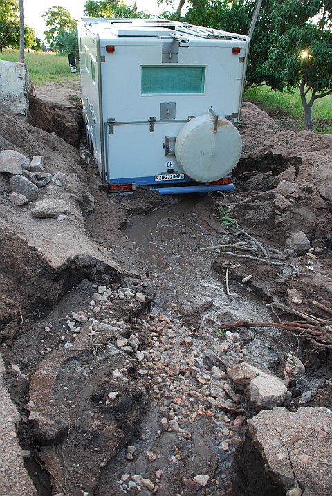 Aus dem Weg wird ein Bachbett