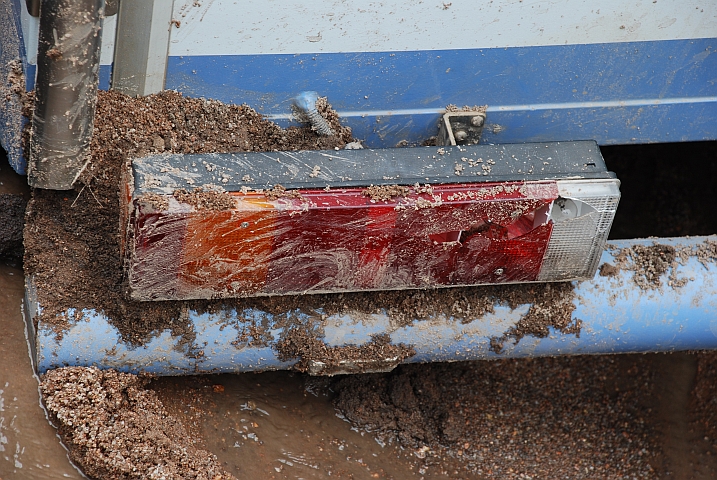 Kapputes Rücklicht als kleiner Kollateralschaden der Grabearbeiten