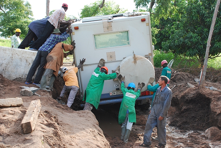 Viele Hände helfen unser MGD vor dem Umkippen zu bewahren