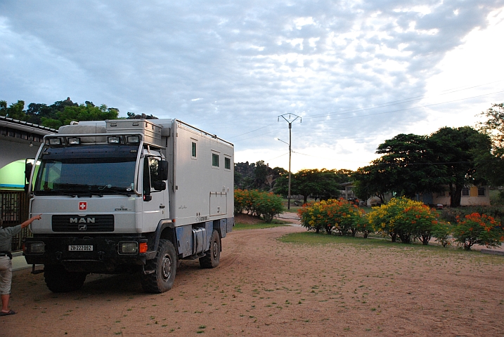 Unser neues Domizil: vor dem Club der Cité Sonel