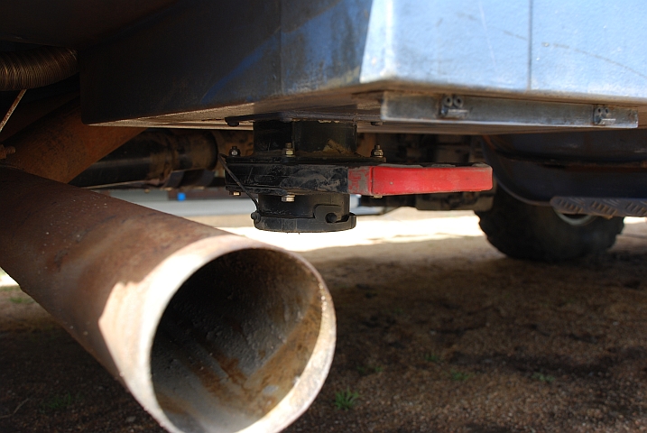 Hier fehlt die abgerissenen Schutzklappe des Ablassventils