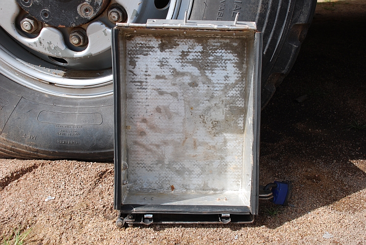 Die abgerissenen Schutzklappe des Ablassventils