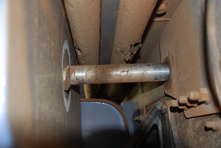 Die Welle des Mittellagers ist ausgetreten und bearbeitet den Batteriekasten