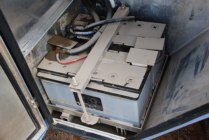 Die mit Schlick überzogenen Starterbatterien