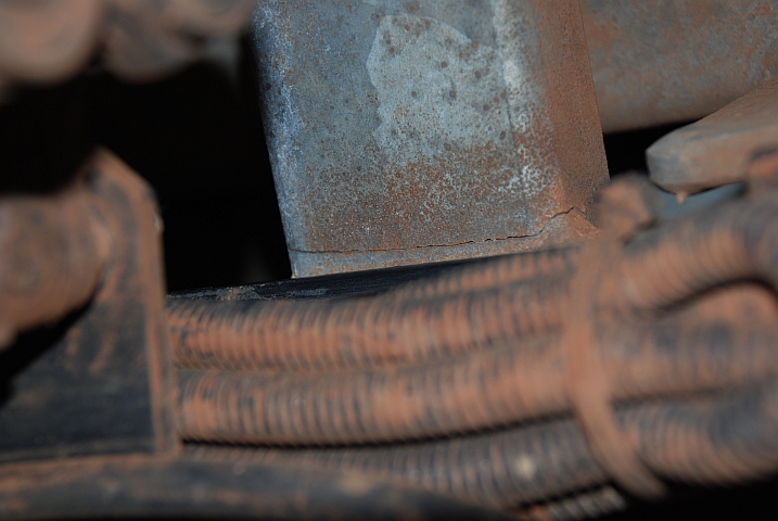 Gebrochene Strebe des Hilfsrahmens