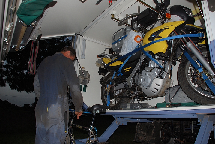 Thomas ist müde, dreckig und verschwitzt aber der Drahtesel muss noch versorgt werden in der Garage