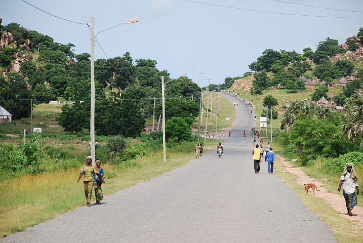 Die Strasse vom Kraftwerk ins Dorf Lagdo
