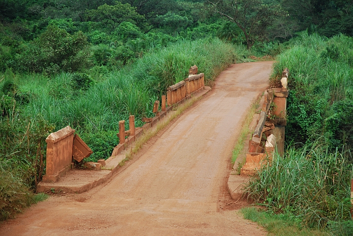 Lädierte Brücke kurz vor Garoua-Boulaï