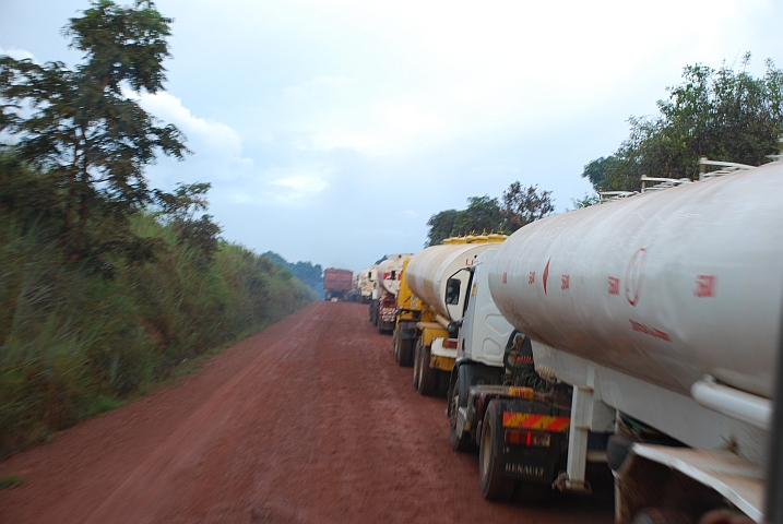 Tanklastzug-Konvoi am Ortseingang von Garoua-Boulaï