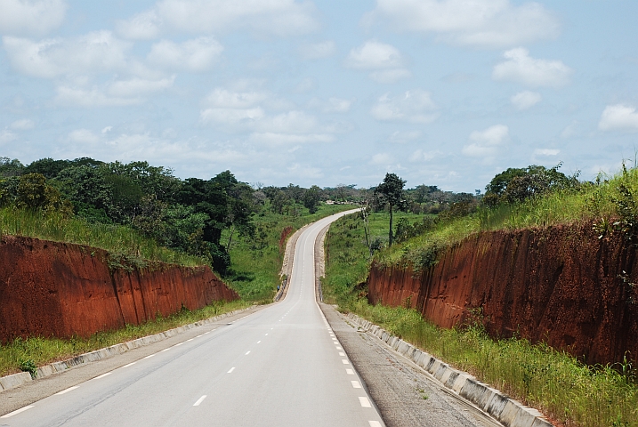 Perfekte Teerstrasse in der Nähe von Bétaré Oya