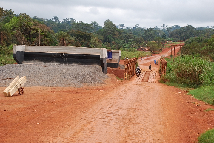 Brückenbau über den Doumé-Fluss zwischen Bertoua und Abong Mbang