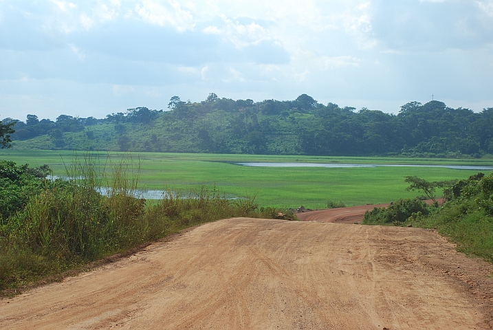 Unmittelbar vor Ayos durchquert die Piste das Schwemmland eines Flusses