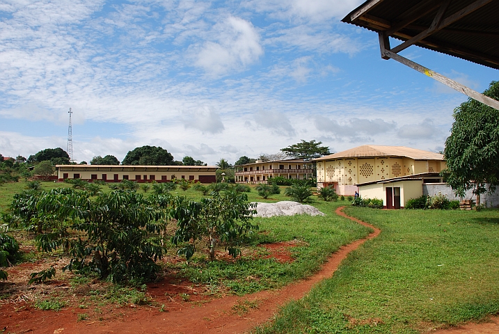 Mission in Ayos, im Vordergrund Kaffeesträucher