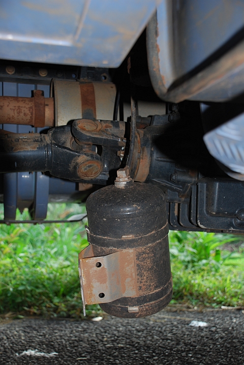 Der Abgebrochenen Luftdrucktank hängt zum Glück noch an der robusten Leitung