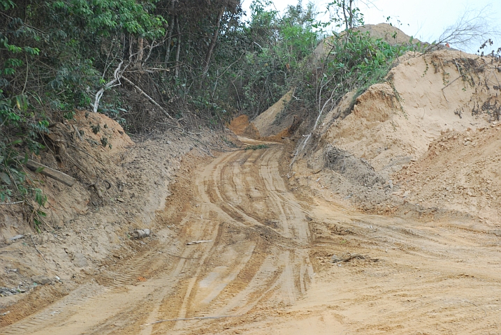 Behelfspiste und gleich daneben gibt es ein schönes breites Trasse...