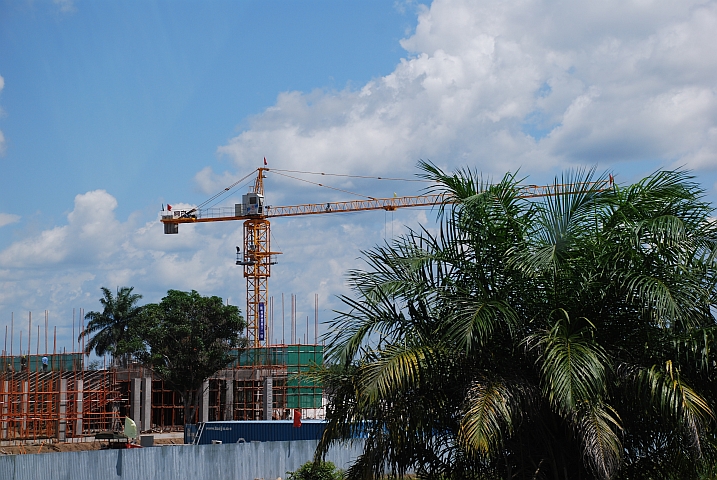 Baukran in Oyo, dem Geburtsort des Präsidenten des Kongo
