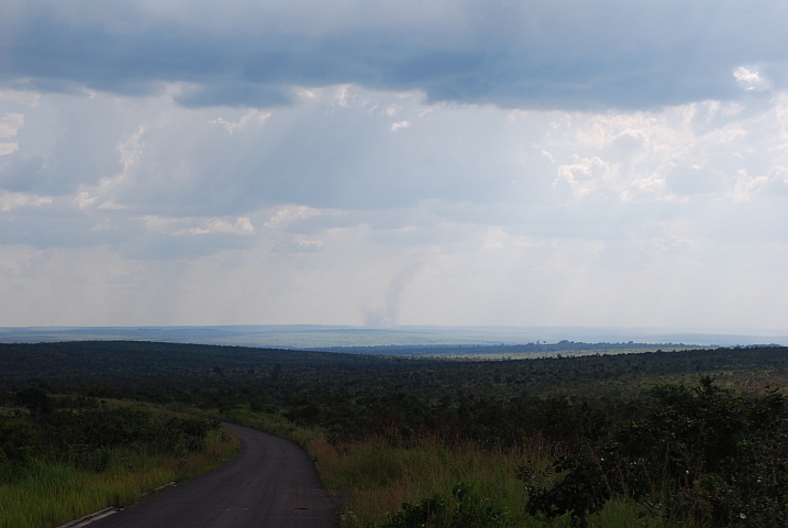 Rauchsäulen von Buschbränden am Horizont