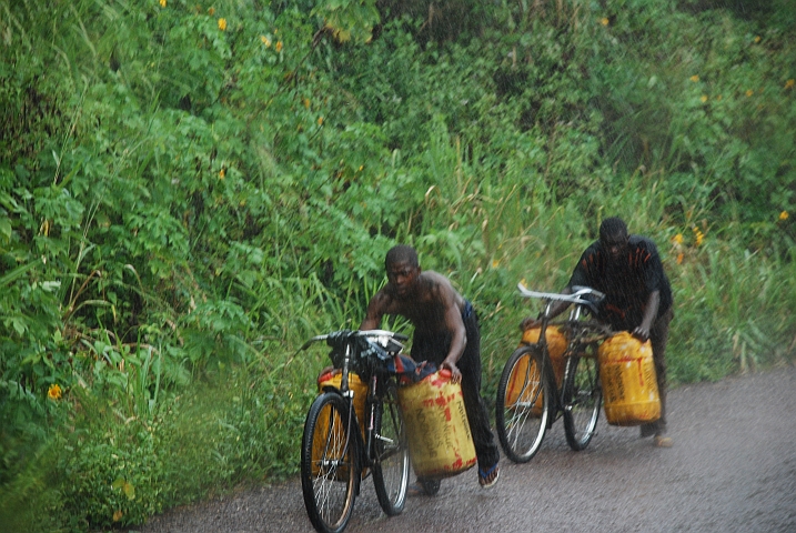 Wassertransporteure im Regen bei Gamboma