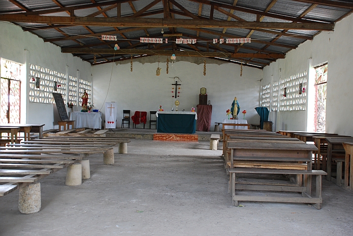Kirche und Schulzimmer in Ngo