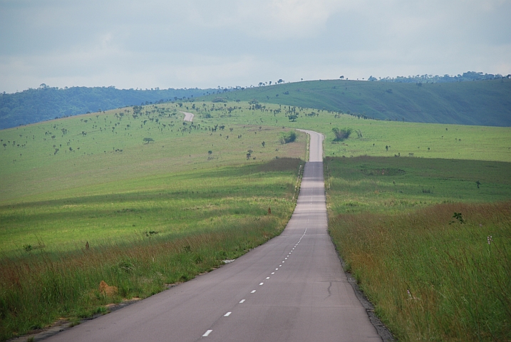 Die Strasse steigt nach der Überquerung des Léfini-Flusses wieder auf das Plateau