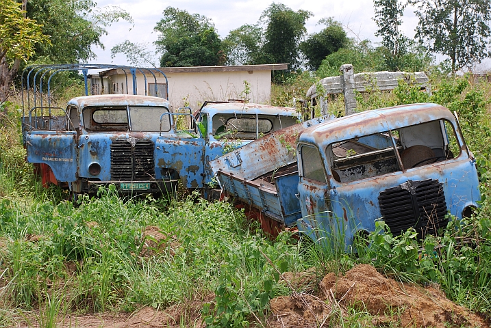 Lastwagenfriedhof bei Mpoumako