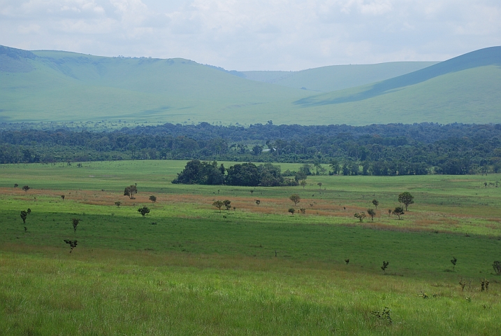Blick zum Abio-Camp II des Léfini-Reservates im Louna-Tal