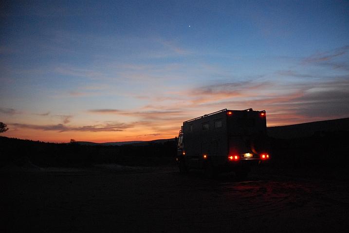 Abendstimmung mit Obelix im Camp der Ranger beim Camp Vie im Léfini-Reservat