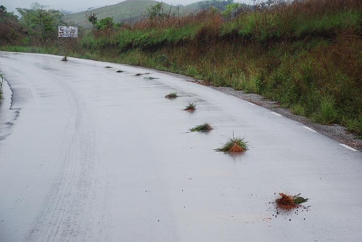 So wird in Afrika anstelle eines Warndreieckes ein Pannenfahrzeug signalisiert