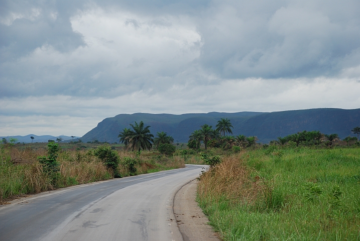 Landschaft mit Bergkette kurz nach Lukala