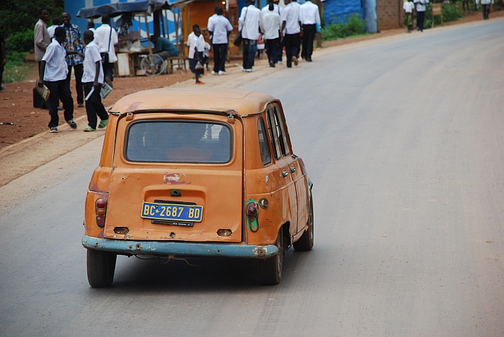 Klappriger oranger Renault R4 in Kimpese
