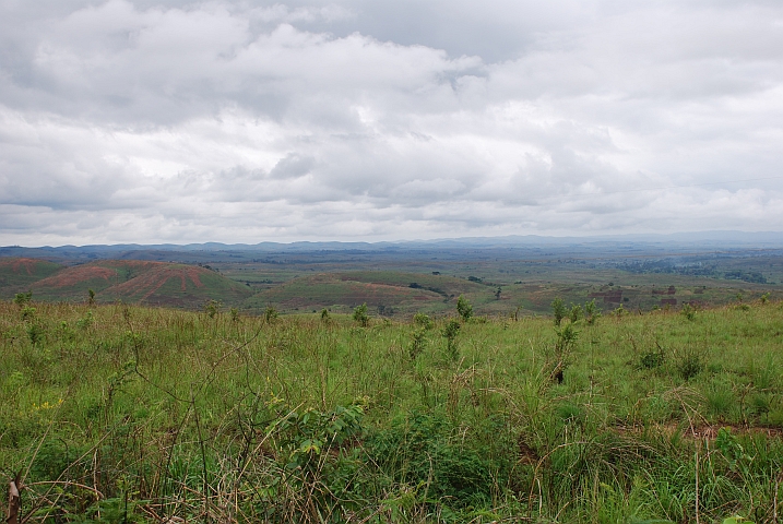Hochebene bei Kimpese mit Fernsicht