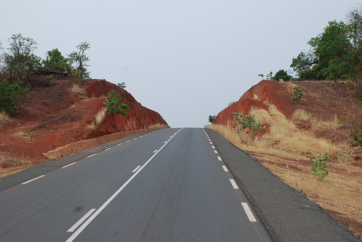 Perfekte Teerstrasse nach der malischen Grenze bei Kourémalé