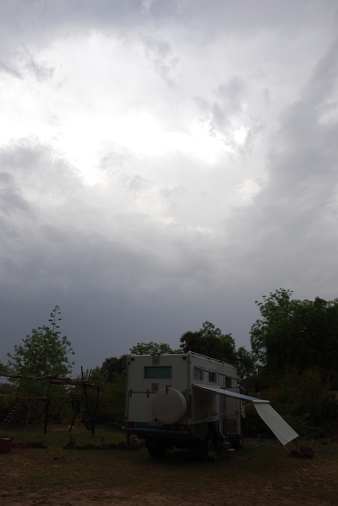 Unser Camp im Le Cactus vor drohenden Regenwolken
