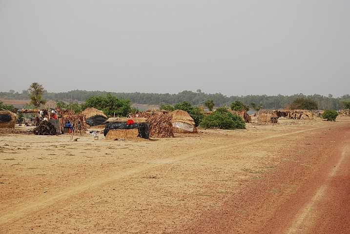 Hütten der Fischer bei Teriya Bugu