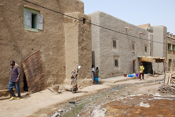 Das Haus rechts ist frisch verputzt, das links noch nicht