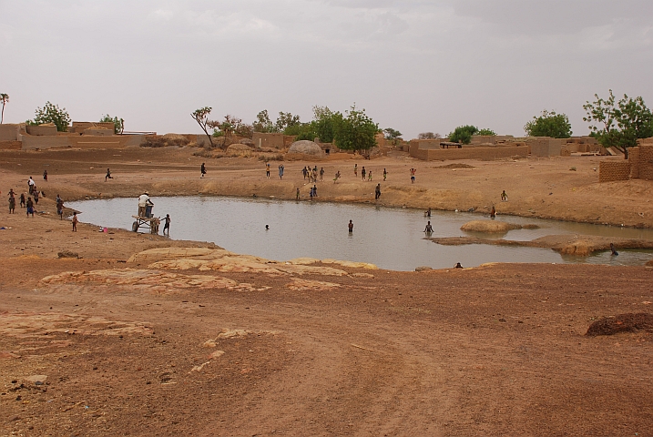 Vielzweck-Wasserloch in einem Dorf im Niger-Binnendelta