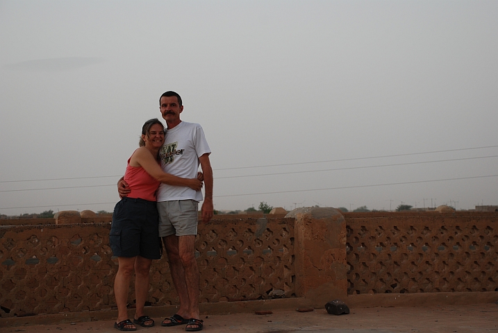 Thomas und Isabella glücklich auf der Hoteldachterrasse in Tombouctou