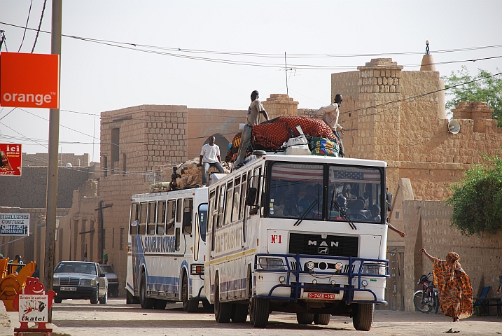 Busse nach Bamako in Tombouctou, die Männer auf dem Dach müssen schauen, dass die Kabel nicht heruntergerissen werden