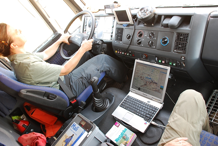 Isabella hinter dem Lenkrad von Obelix